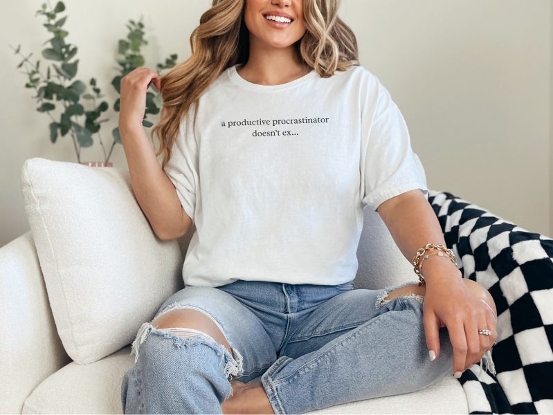 A Productive Procrastinator Doesn't Exist Funny Relatable Meme T-Shirt